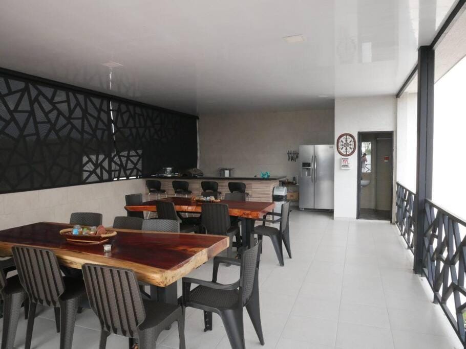 Restaurant/places to eat, Meeting/conference room