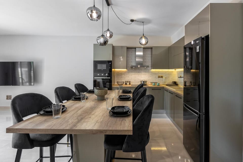Kitchen or kitchenette, Dining area