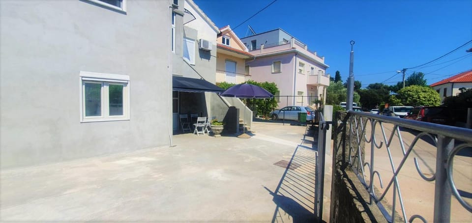 Facade/entrance, Balcony/Terrace