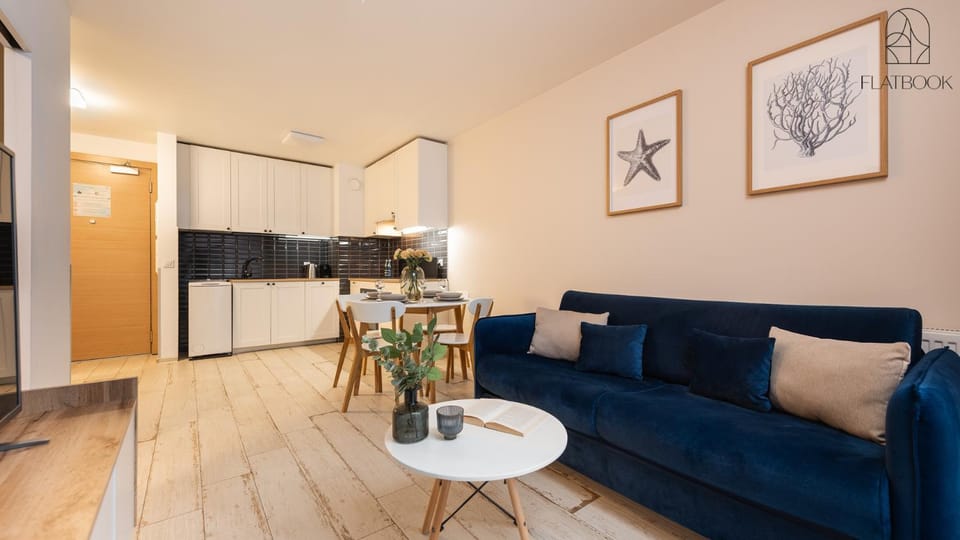 Bed, Kitchen or kitchenette, Living room, Photo of the whole room, Seating area, Dining area