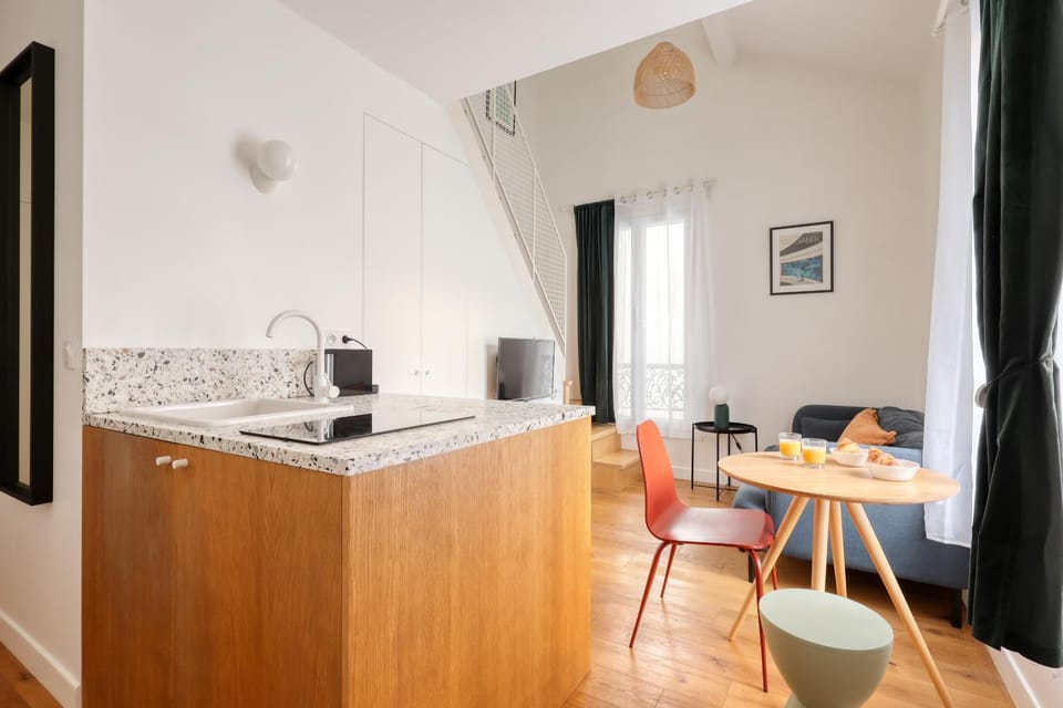 Kitchen or kitchenette, Dining area