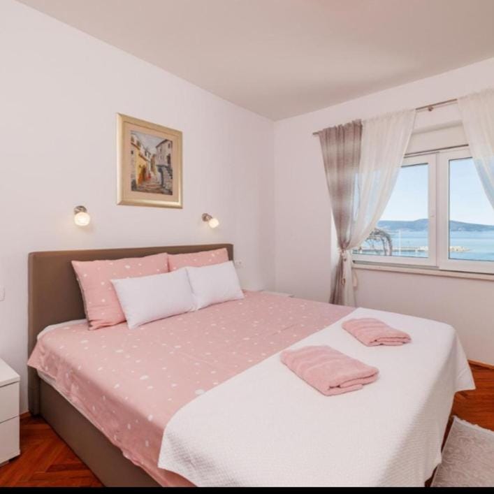 Bed, Bedroom, Sea view