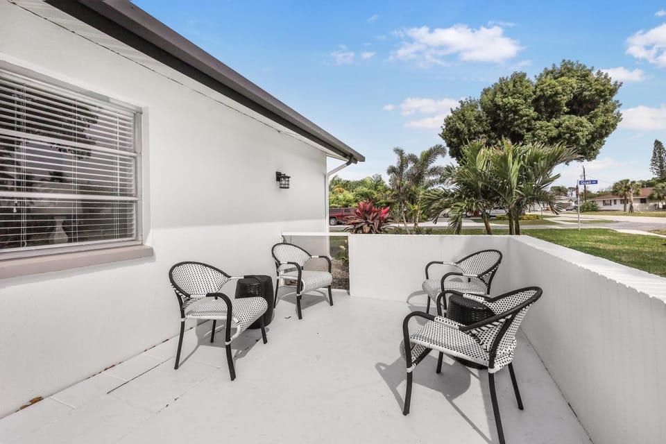 Cozy inland home with backyard and steps to shopping House in Marco Island