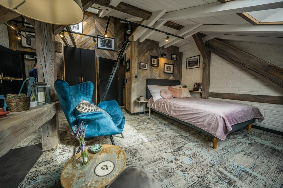 Bed, Photo of the whole room, Seating area