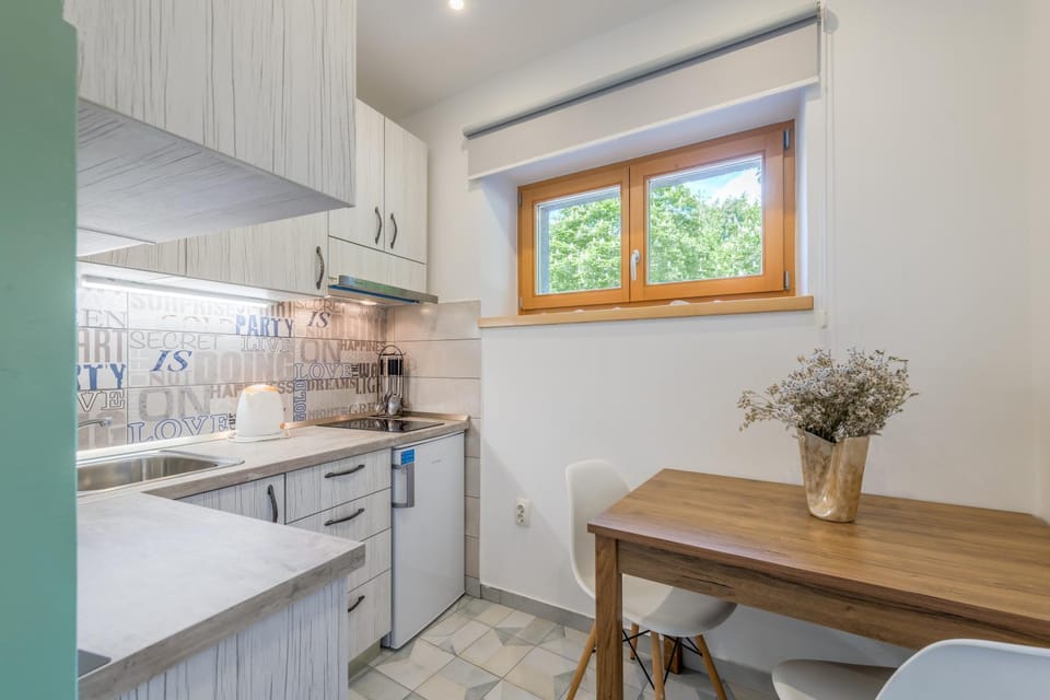 Kitchen or kitchenette, Dining area