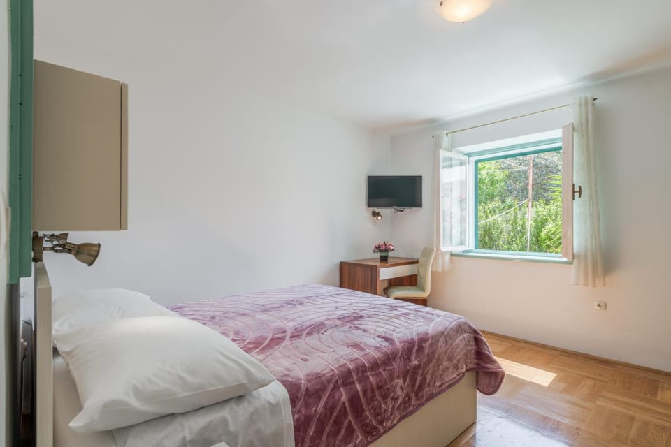 Bed, TV and multimedia, View (from property/room), Bedroom