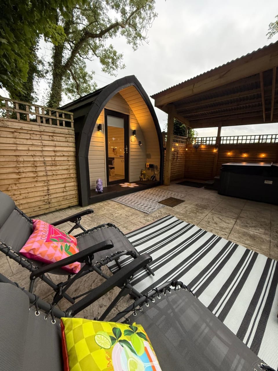 Paddock Pod - Sleeps 4 & Roofed Over Private Hot Tub & NEW SAUNA Capsule hotel in County Donegal