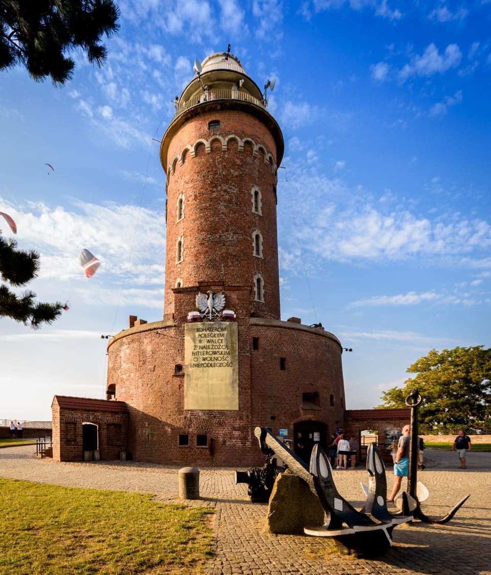Nearby landmark, Day, People, Neighbourhood, Natural landscape, Landmark view