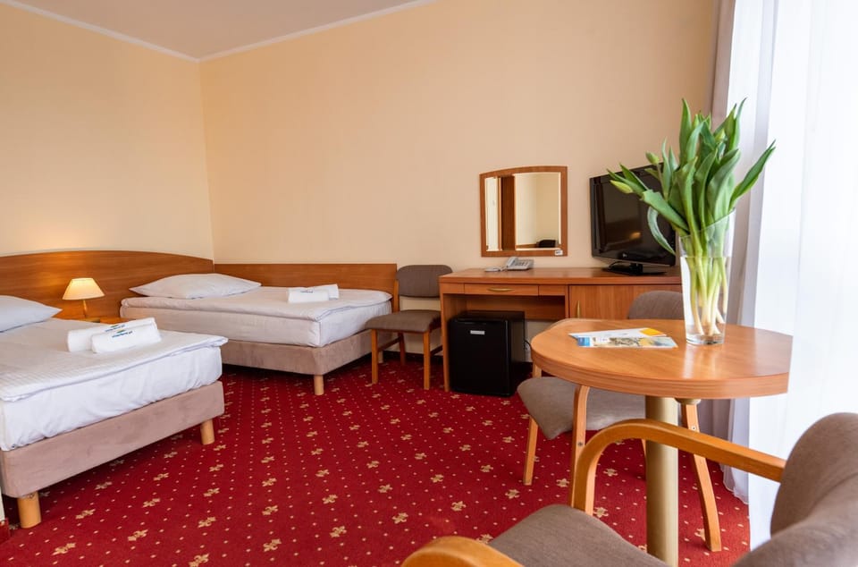 TV and multimedia, Seating area, Bedroom