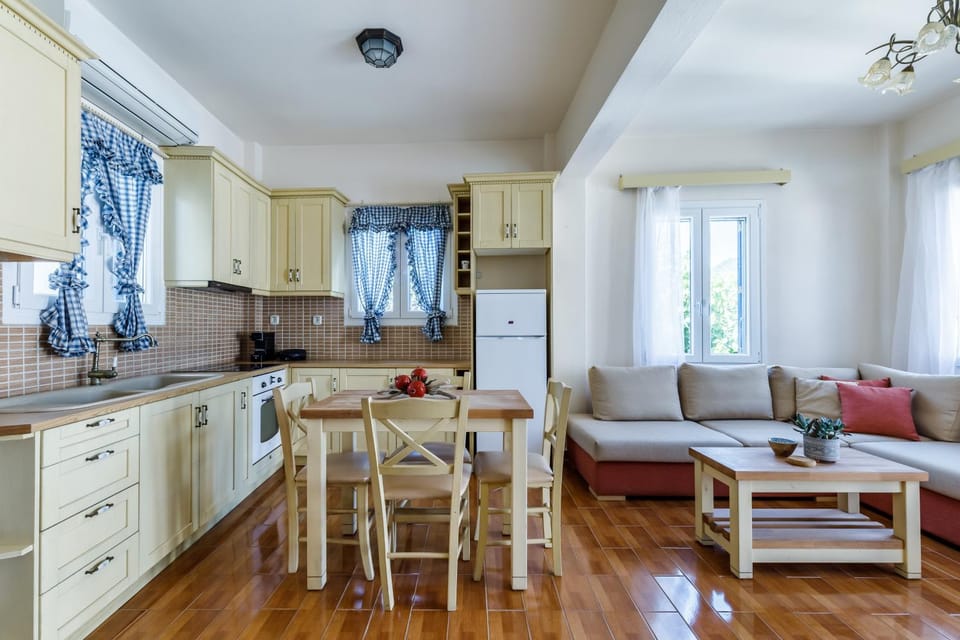 Kitchen or kitchenette, Living room, Seating area, Dining area