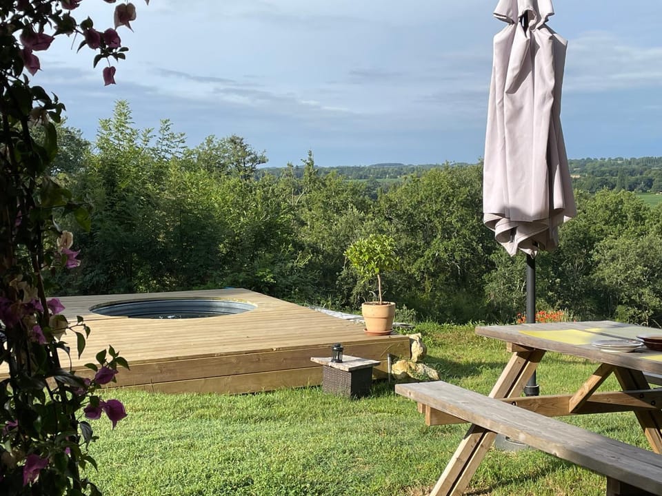 Cabane Bivouac avec échelle à l'ombre des chênes Campground/ 
RV Resort in Occitanie