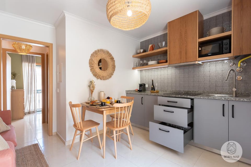 Communal lounge/ TV room, Kitchen or kitchenette, Lounge or bar, Decorative detail, Dining area, minibar, pet friendly, storage, stove, toaster