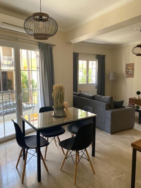 Seating area, Dining area