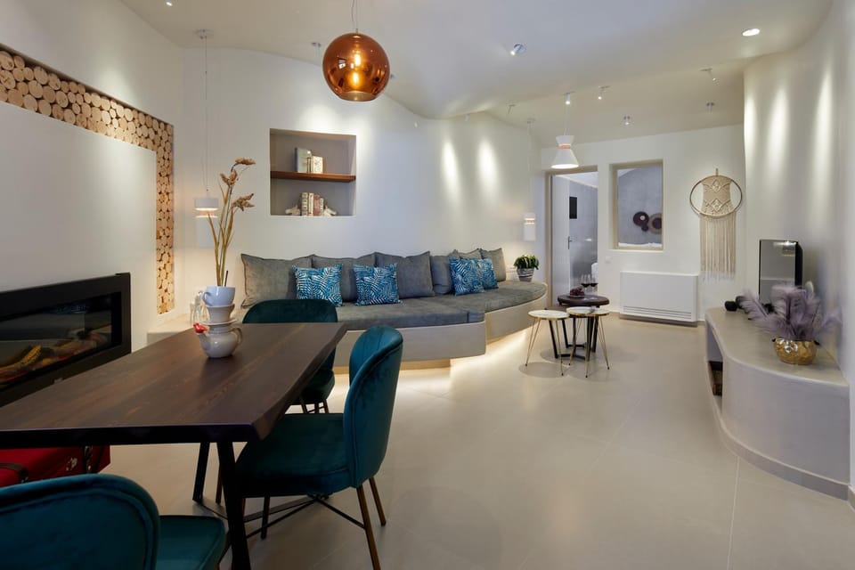 TV and multimedia, Living room, Seating area, Dining area