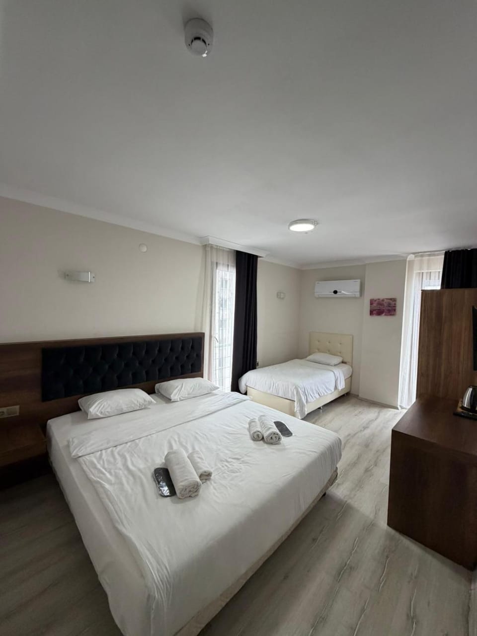 Photo of the whole room, Bedroom