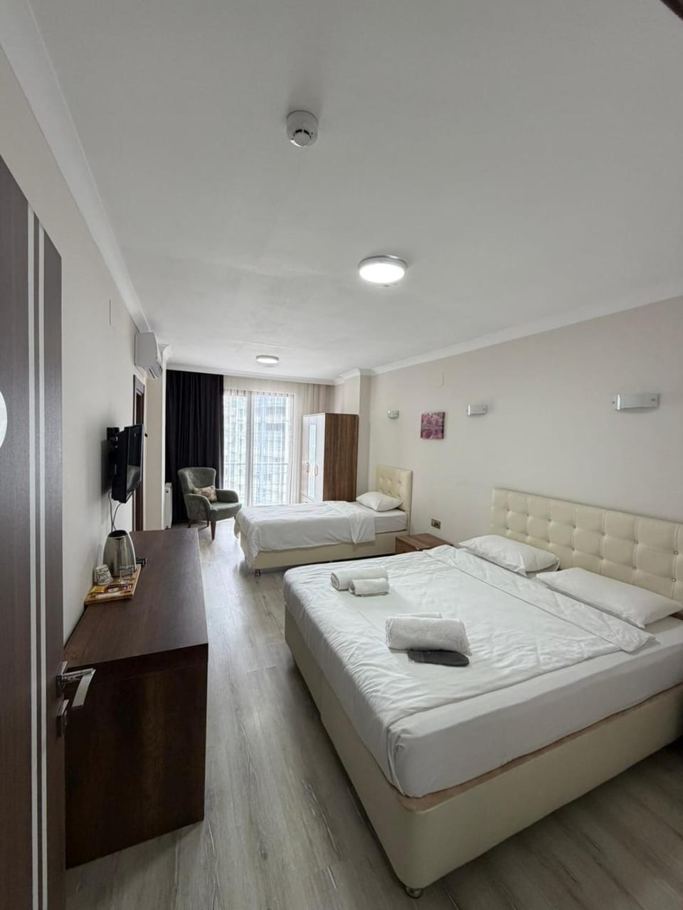 TV and multimedia, Photo of the whole room, Bedroom