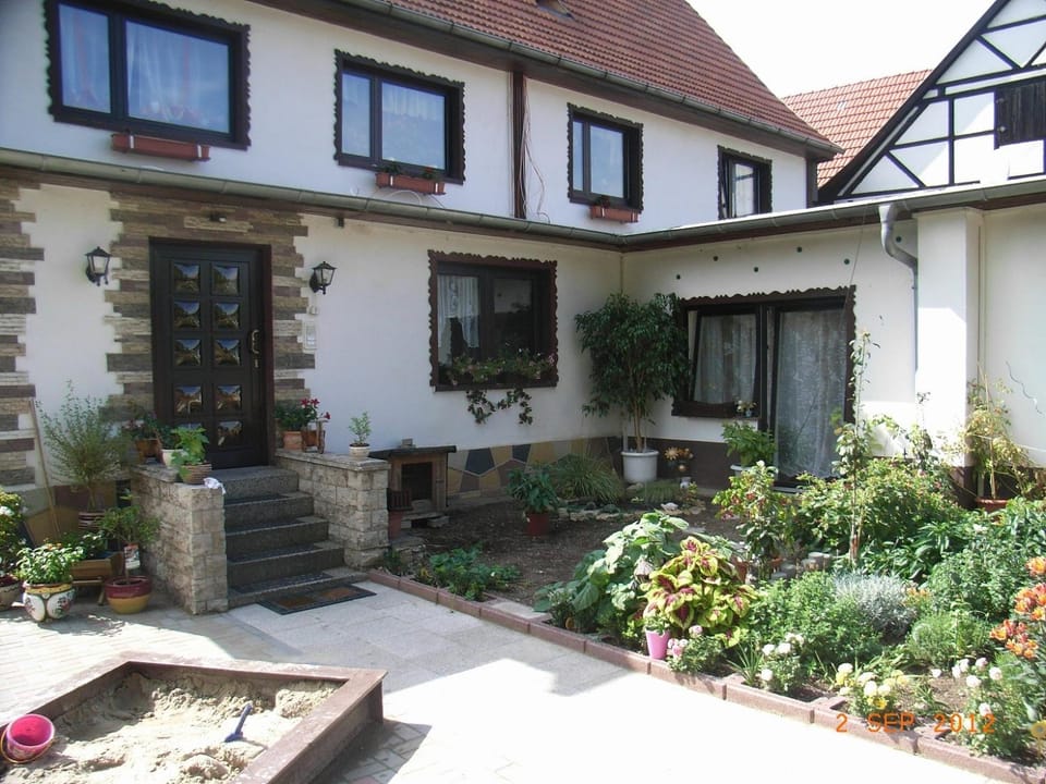 Patio, Facade/entrance, Day, Summer, BBQ facilities, Garden