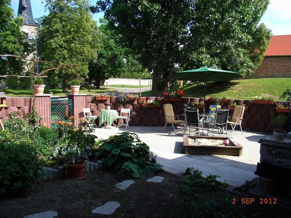 Patio, Day, Summer, BBQ facilities, BBQ facilities, Garden