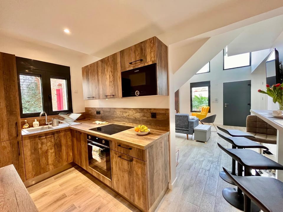 Kitchen or kitchenette, Dining area, stove