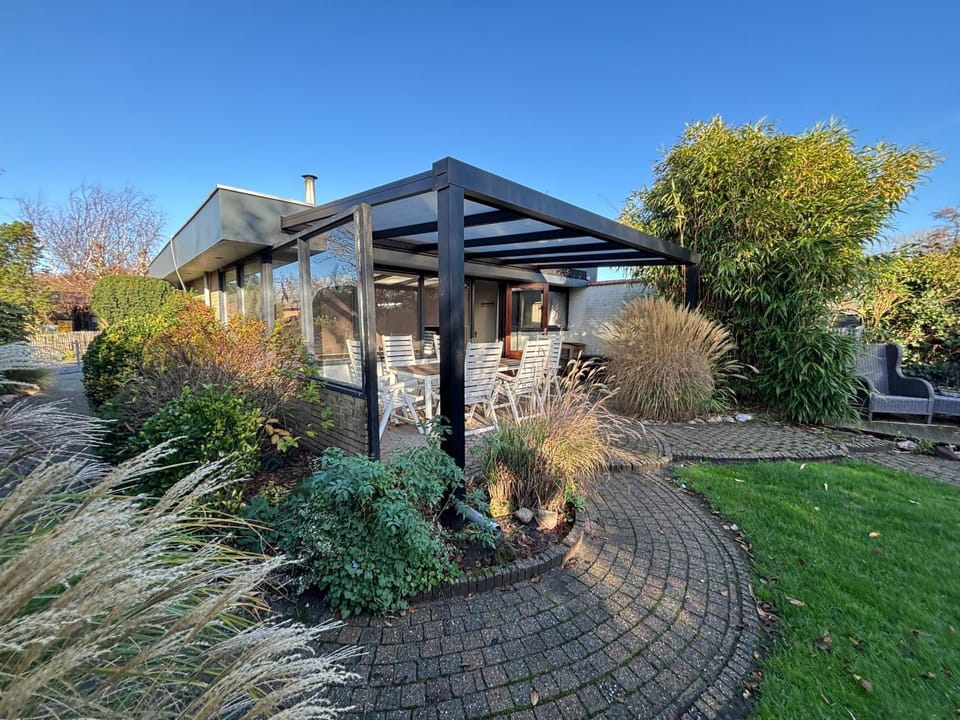 70 qm grosser gepflegter, ruhiger Bungalow, Strandnah mit großen, uneinsehbaren Garten, Terrassenüberdachung House in Callantsoog