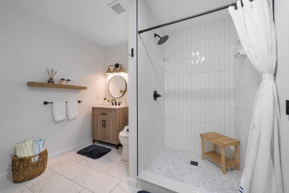 Shower, Toilet, Bathroom, heating, towels
