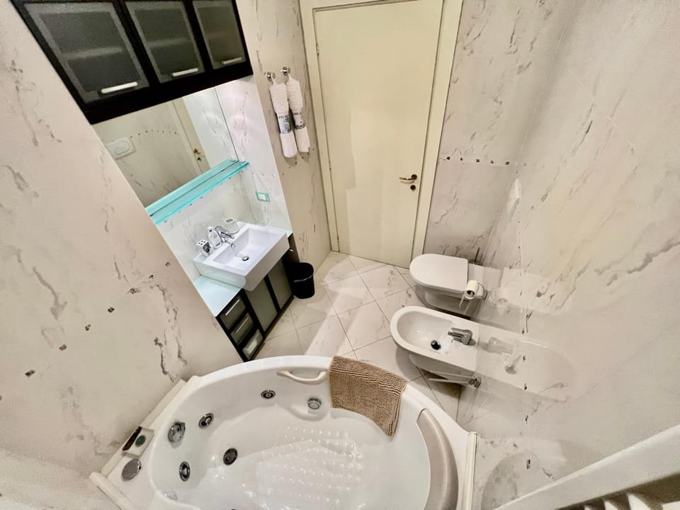 Divina Luxury Apartment in the Center of Como, Near Lake Como Apartment in Como