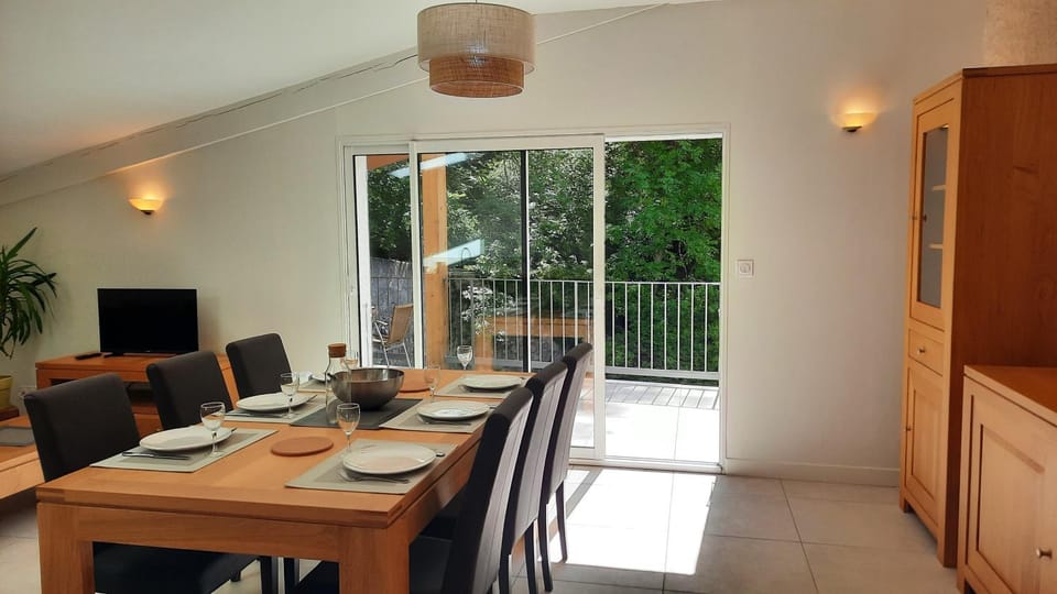 TV and multimedia, Balcony/Terrace, Living room, Seating area, Dining area