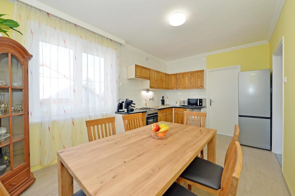 Coffee/tea facilities, Dining area, microwave, oven, stove, toaster, kitchen