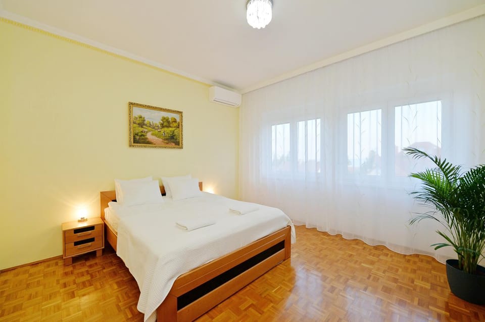 Bed, Photo of the whole room, Bedroom, towels, air conditioner