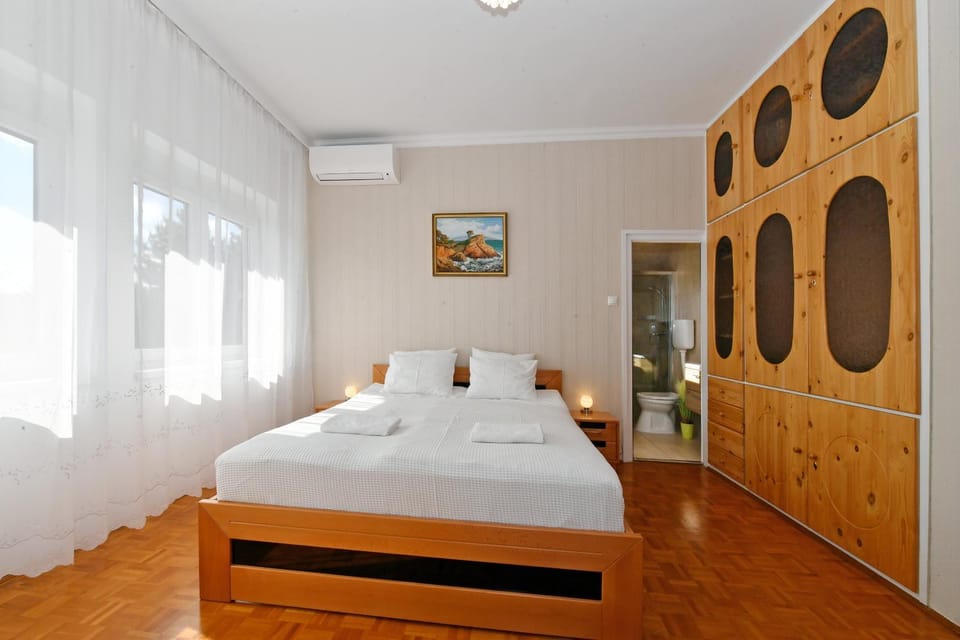 Bed, Bedroom, air conditioner