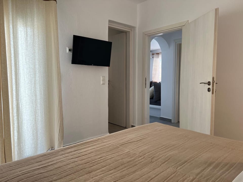 Bed, TV and multimedia, Bedroom