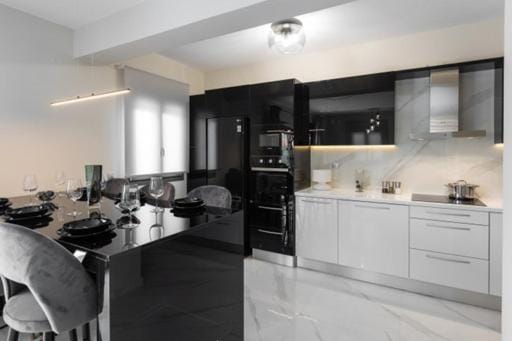 Kitchen or kitchenette, Dining area