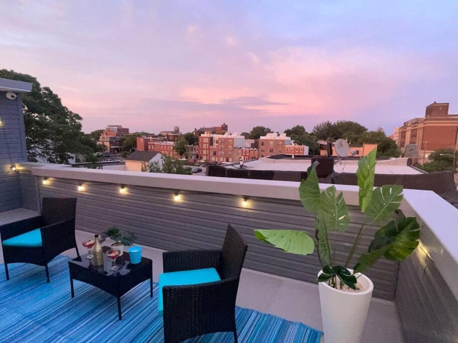 View (from property/room), Balcony/Terrace, Seating area, City view