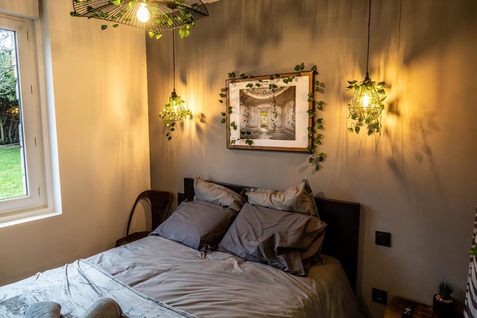 Photo of the whole room, Bedroom