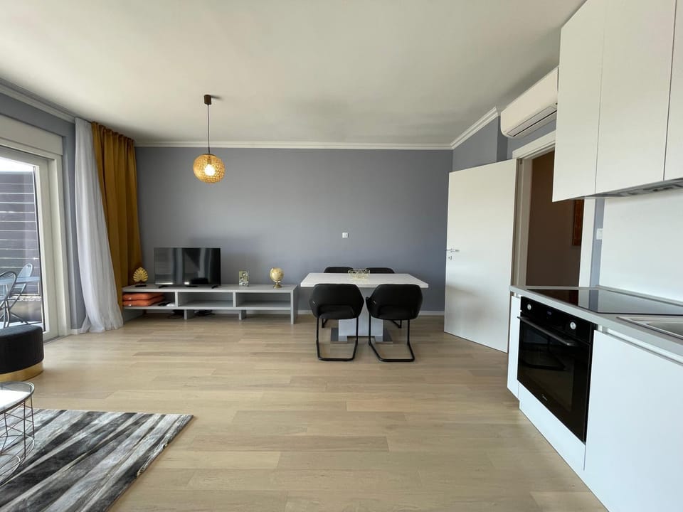 TV and multimedia, Kitchen or kitchenette, Living room, Dining area