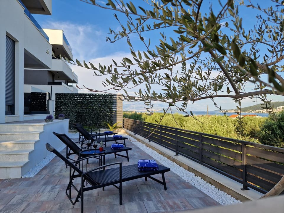 Day, Garden, View (from property/room), Seating area, Garden view