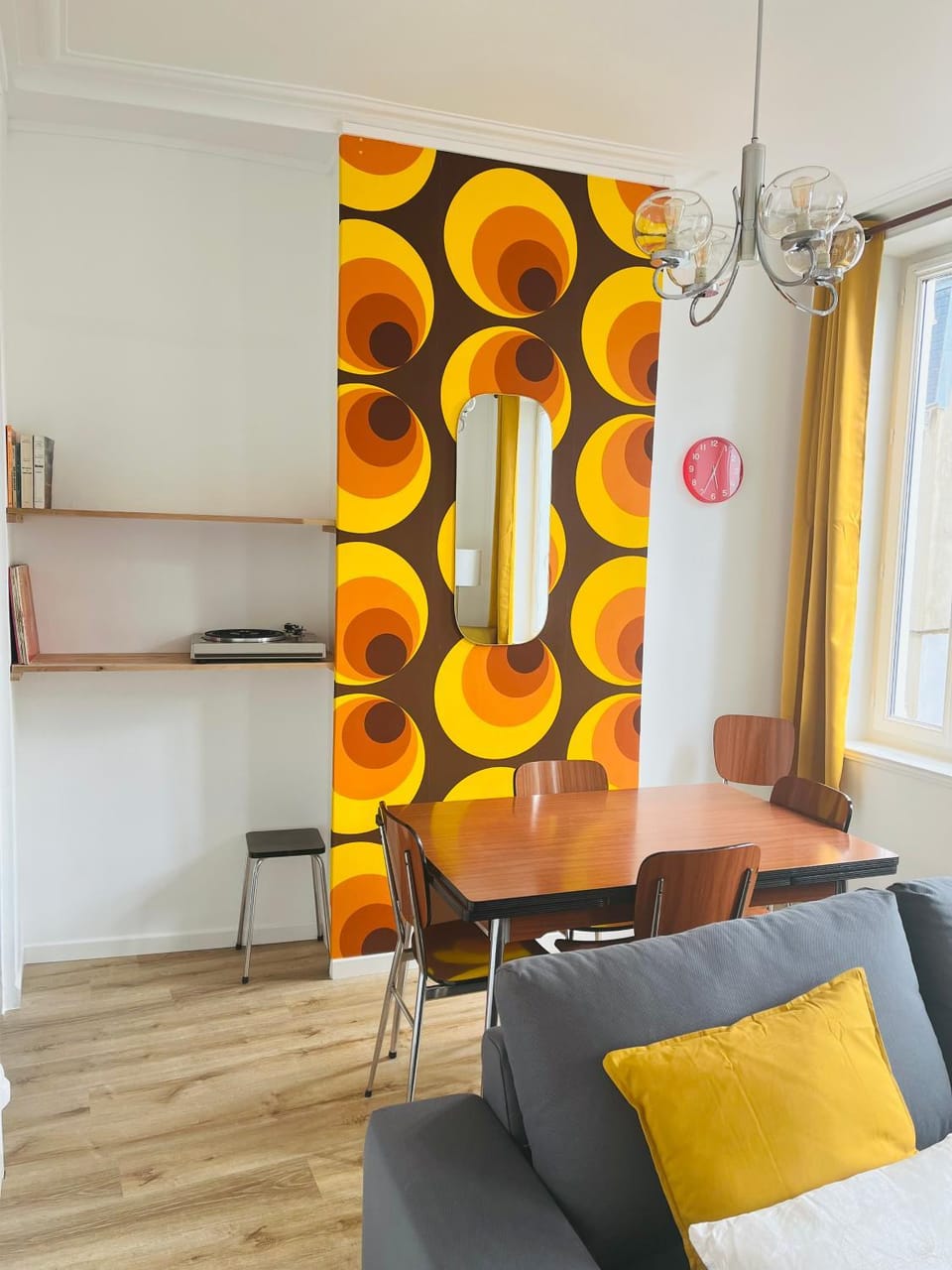 Kitchen or kitchenette, Living room, Seating area, Dining area