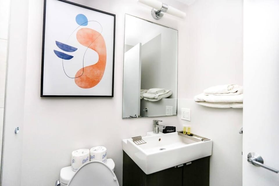 Newly Renovated 2bed, 2bath private apartment, minutes from Boston. Apartment in Brookline