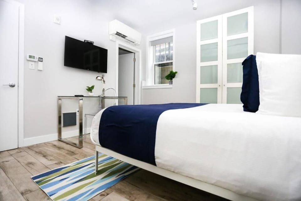 Newly Renovated 2bed, 2bath private apartment, minutes from Boston. Apartment in Brookline