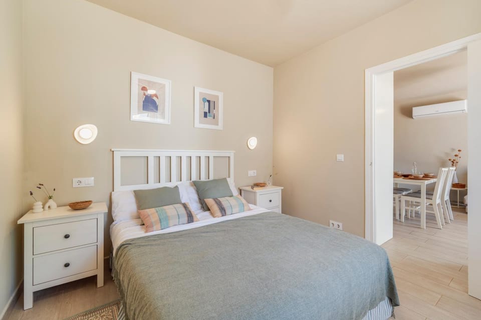 Bed, Living room, Photo of the whole room, Dining area, Bedroom