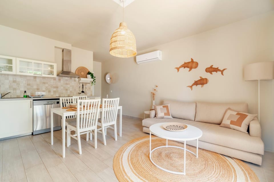 Kitchen or kitchenette, Living room, Photo of the whole room, Dining area, air conditioner