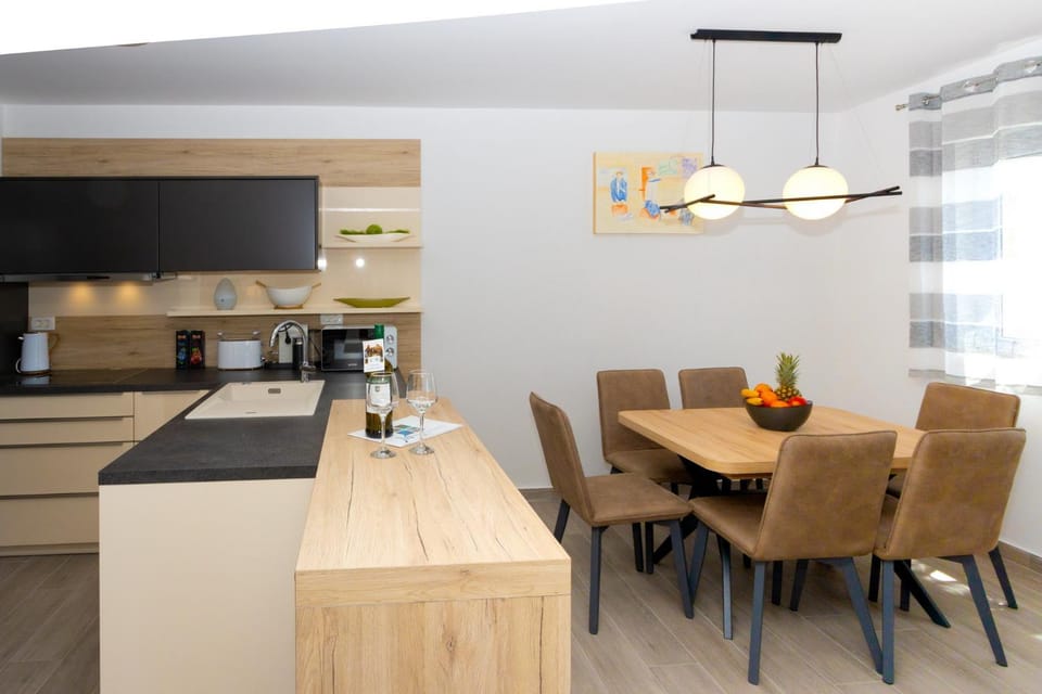 Kitchen or kitchenette, Seating area