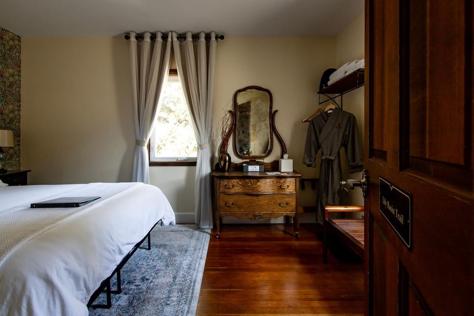 Bed, Photo of the whole room, Decorative detail, Bedroom, Street view, Inner courtyard view, furniture, internet, storage, wardrobe, air conditioner