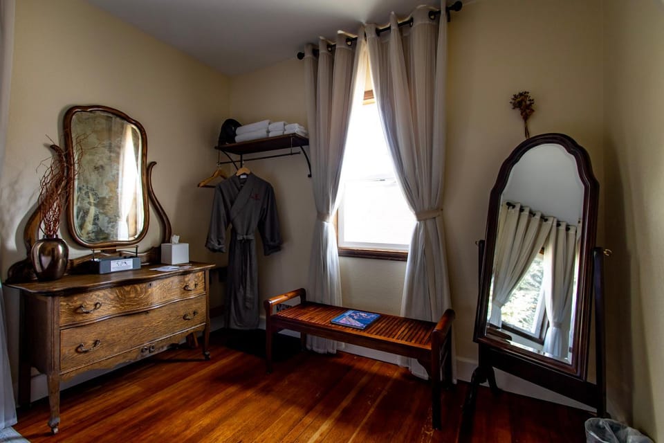 Decorative detail, Bedroom, Street view, Inner courtyard view, furniture, internet, towels, air conditioner