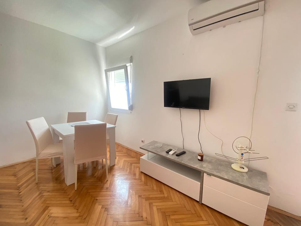 Two-bedroom apartment with parking and sea view Apartment in Budva Municipality
