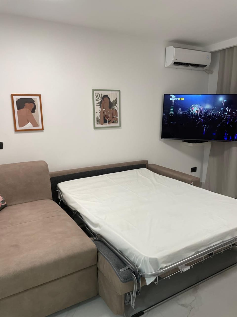 Bed, Living room