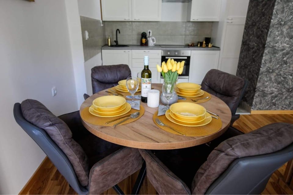 Seating area, Dining area