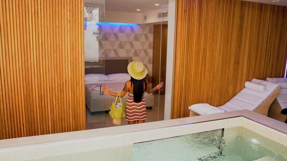 Hot Tub, Photo of the whole room, Bedroom, Pool view, Swimming pool