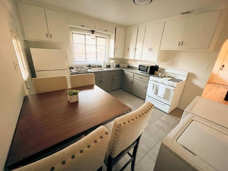 Pet Friendly! Private Casita in Nob Hill Villa in Albuquerque