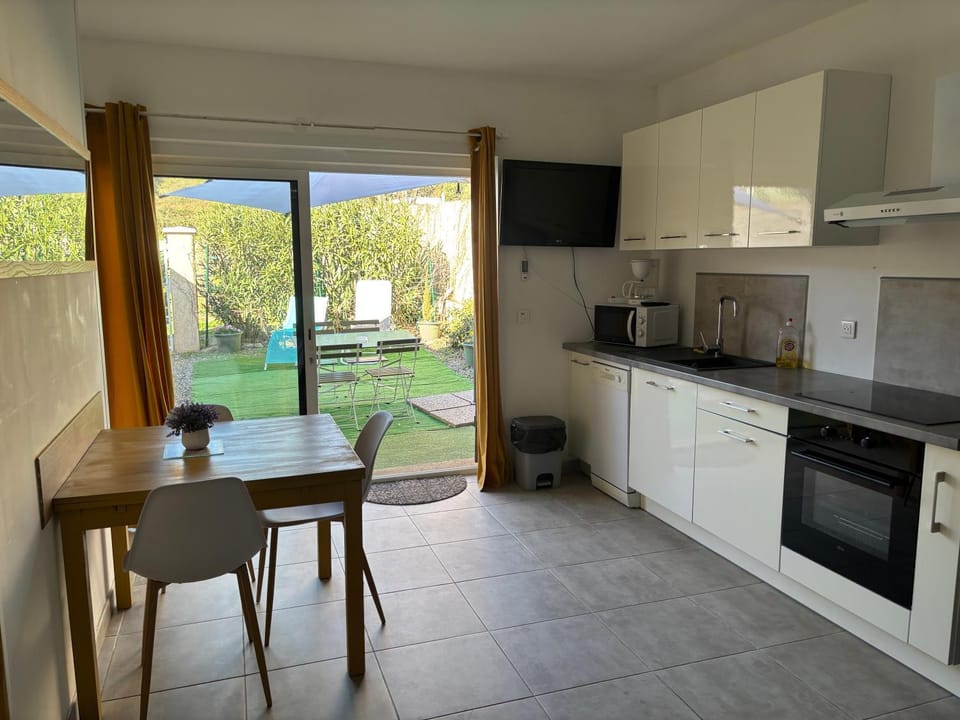 Dining area, dishwasher, stove